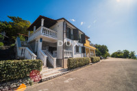 Kvarner, Senj, Apartmanska kuća, 230 m2, prvi red od mora
