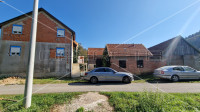 Seosko imanje, kuća s 3 gospodarska objekta, okućnica, Brinje, 235 m2