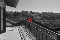 Šestine-ugodan 3s stan s balkonom, vrtom & parkingom