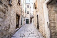 Šibenik- autentična kamena kuća u povijesnoj jezgri s dva obnovljena a