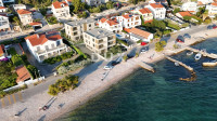 ŠIBENIK, BRODARICA – 1. red uz more, Apartman s vrtom, NOVOGRADNJA!