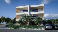 ŠIBENIK, BRODARICA – Stan 1. red uz more, vrt 157 m², NOVOGRADNJA