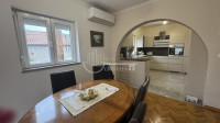 Šibenik, centar, kuća 166 m², 4 sobe, 2 min od rive – idealno za turiz