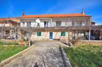 ŠibENIK, DONJE POLJE - kuća za renovaciju s velikom okućnicom
