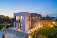 Šibenik, vila s bazenom, saunom i vrtom dostupna od kolovoza