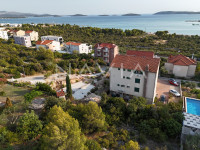 ŠIBENIK, PODSOKOLARSKO, GRAĐEVINSKO ZEMLJIŠTE U BLIZINI PLAŽE