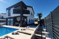 Šibenik, Podsolarsko, prekrasna kuća s bazenom i pogledom na more