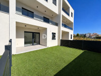 Vodice, trosobni dvoetažni stan s vrtom, 111,15 m²