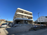 ŠIBENIK, VODICE – Stan uz plažu s pogledom na more i liftom