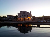 SILBA - kuća za prodaju na samoj obali s poslovnim prostorom - restora