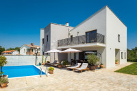 SIMPATIČNA KUĆA UDALJENA 8 KM OD MORA I POREČA