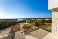 Šimuni: 2-etažni, 3-sobni stan sa dvorištem i parkingom, bruto 148 m2