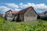 Sinj, centar, stara kamena kuća + okućnica