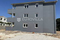 Šišan, trosoban stan   NKP 67 m2  i velikim vrtom  od 204 m2