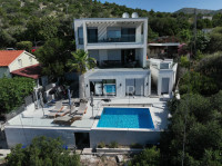 SLANO - Vila s bazenom i pogledom na more (177m²)