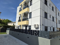 SOLIN BLIZINA CENTRA DVOSOBAN 45 M2, 2 GARAŽE NOVO