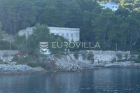 Šolta, hotel za rekonstrukciju prvi red do mora