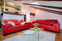 Split, Bol, dvosoban stan u potkrovlju zgrade pored Pravnog fakulteta