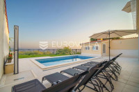 Split, Pazdigrad, jedinstven trosoban stan za dugoročan najam na odlič