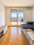 SPLIT, PAZDIGRAD – PROSTRANI TROSOBNI STAN 89 m² S POGLEDOM NA MORE