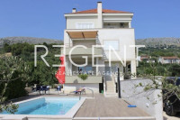 Split, Podstrana - Kuća 500 m2 s tri stana, bazenom + građevinsko zeml