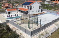 //SQC//LUKSUZNA VILA ZA DUGOROČNI NAJAM