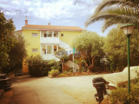 U srcu Malog Lošinja kuća na tri etaže sa lijepom okućnicom, pogled