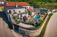 Središnja Istra, Obnovljena kamena vila s bazenom