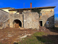 Središnja Istra, Žminj, kamena kuća za renovaciju sa pomoćnim objektim