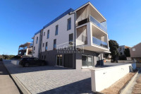 Srima 1. red do mora apartman u prizemlju ukupne korisne površine 187,