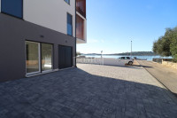 Srima 1. red do mora apartman u prizemlju ukupne korisne površine 187,