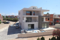 Srima 2-soban apartman u prizemlju površine 84,63m2, vrt, 50 m do plaž