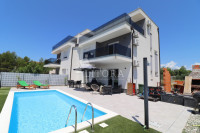 Srima – 750 m od plaže Lovetovo, obiteljska kuća s bazenom, 4 spavaće
