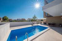 Srima, dvojna kuća s bazenom blizu mora