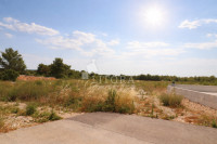 Srima građevinsko zemljište 604m2 sa projektom za 4 stana i dva bazena