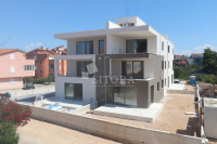 Srima komforan 3-soban apartman sa krovnom terasom i panoramskim pogle