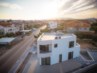 SRIMA - MODERNA KUĆA S BAZENOM, 250 m OD MORA