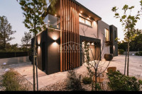 Srima, moderna vila od 200m2, 300m od mora