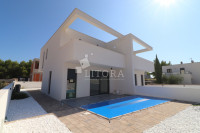 Srima, novoizgrađena obiteljska kuća s bazenom – odmah useljiva, 550 m