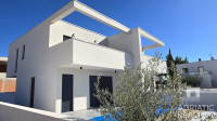 Srima, Vodice, moderna dvojna kuća s bazenom-spremna za useljenje
