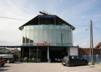 Stambeno-poslovna zgrada: Luka, lokal+4 stana, cca 850 m²