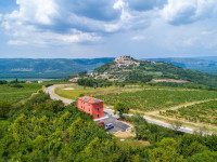 Stambeno-poslovno-ugostiteljska zgrada s građevinskim zemljištem, hote