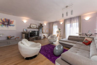 - Stan 240 m2 sa bazenom i garažom, blizina mora -