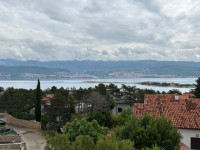 Stan: otok Krk, urbana vila novogradnja,  trosoban stan  63 m2 +  P.M.