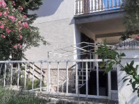 Stan sa dvorištem u najam