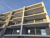 Trosobni stan s velikom lođom i garažom Makarska