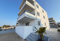 Stan: Novalja, 93 m2, trosobni, prizemlje, terasa, vrt