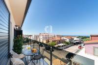 Stan u Novigradu s pogledom na more blizu uređene plaže