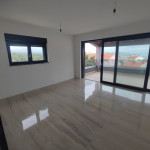 STAN U NOVOGRADNJI, PROSTRAN BALKON, POGLED!!