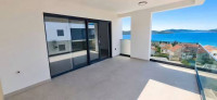 OKRUG GORNJI – TROSOBAN STAN + 100 m² PRIVATNE KROVNE TERASE + POGLED